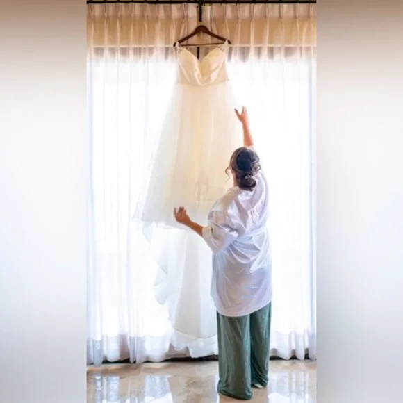 Elegant White Wedding Dress - Picture 9 of 10